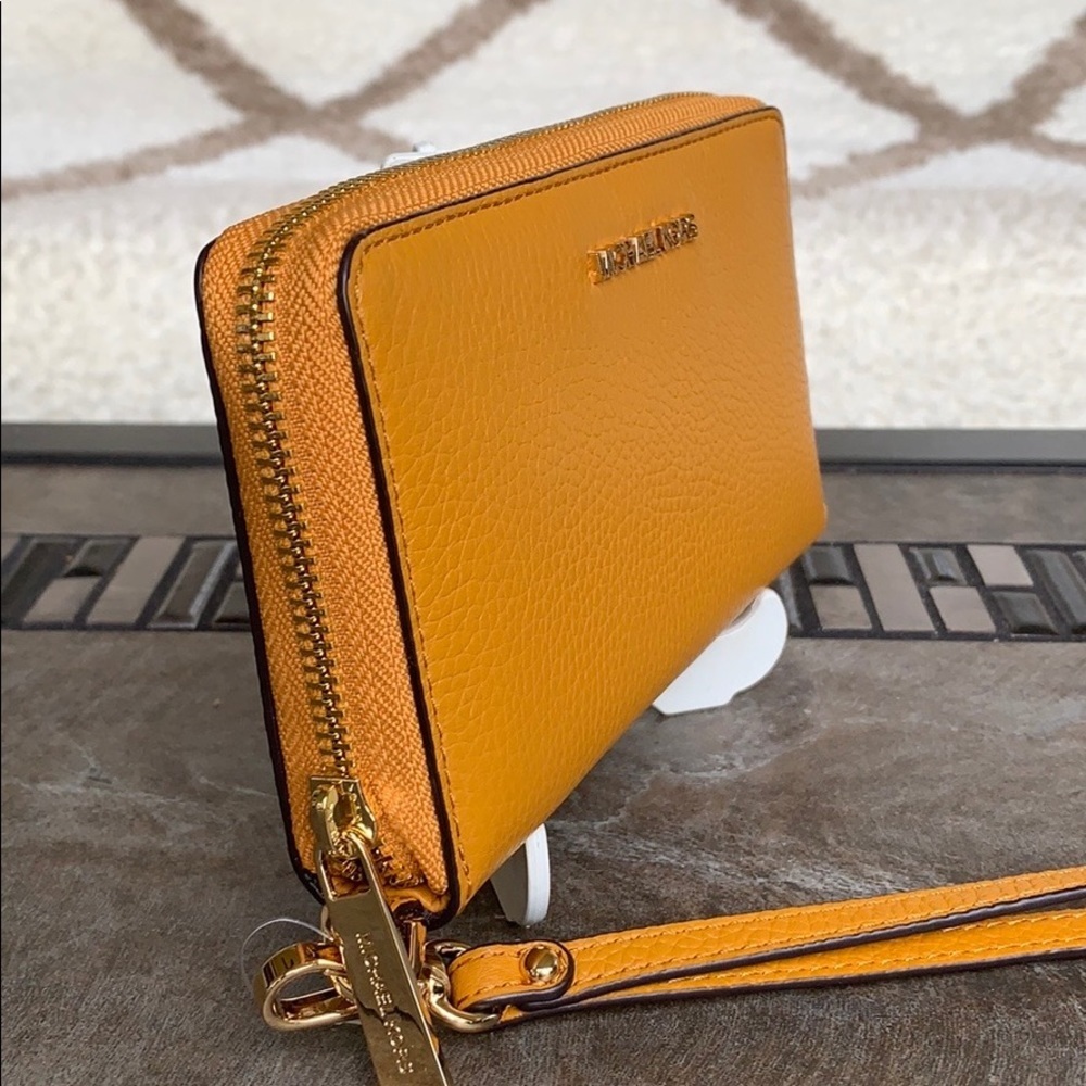 MICHAEL KORS JET SET TRAVEL LG FLAT MF PHN CASE - Picture 12 of 16